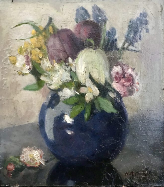 Bloemstilleven met o.a. klokjesbloemen in bolvormige blauwe vaas