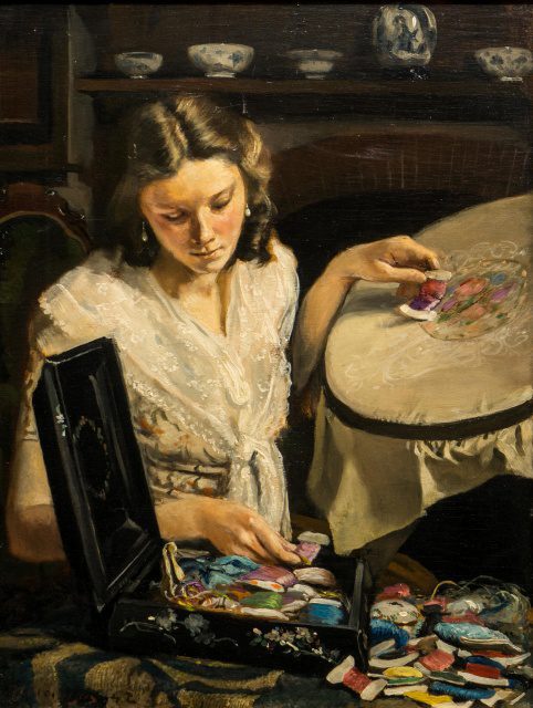 Jonge vrouw kiest borduurgaren (1942)