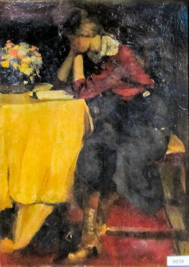 Pauline Schoel leest een boek aan de ronde tafel met geel tafelkleed (ca 1917)
