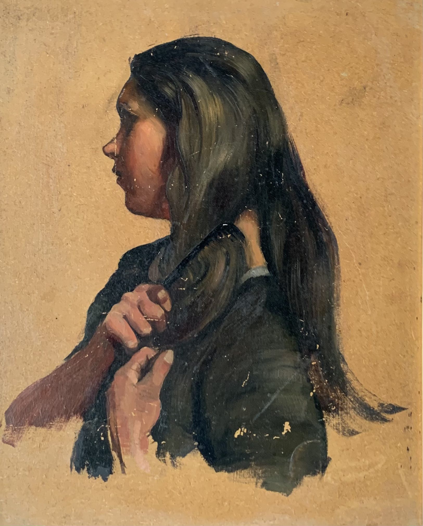 Jonge vrouw borstelt haar lange zwarte haar (ca 1909)