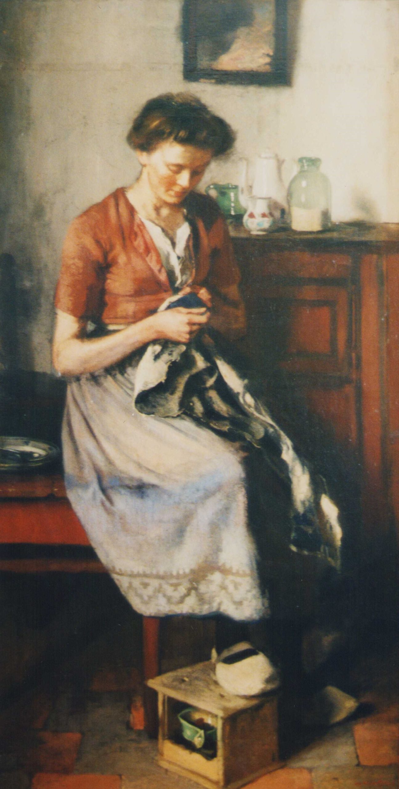 Meisje zittend op tafel doet verstelwerk (1928)